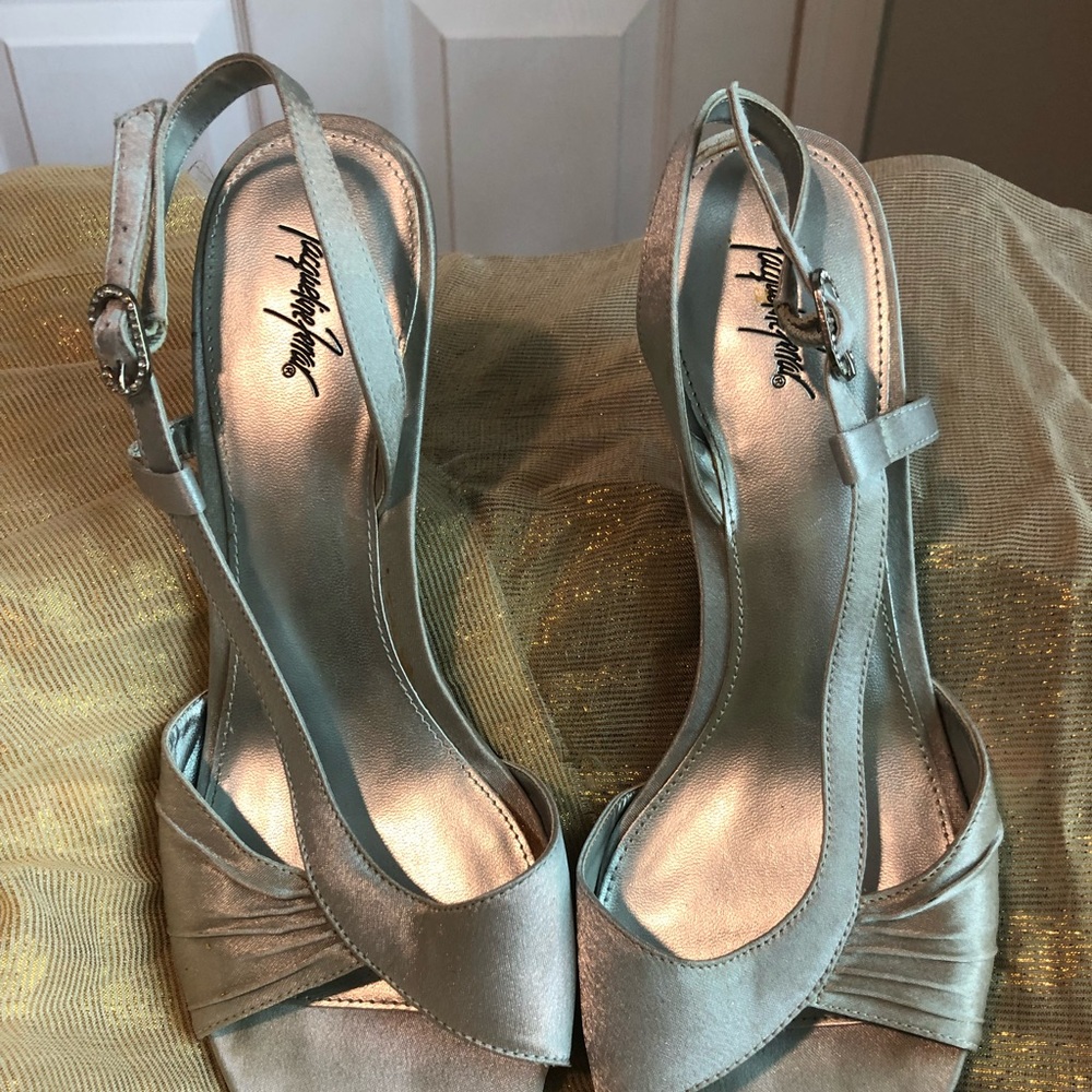 Sz 10 Jaqueline Ferrar Vintage silver sling backs. Rhinestone buckle. 2 in heel